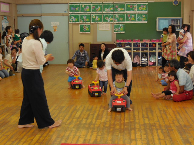 車の乗り物にまたがる1歳児