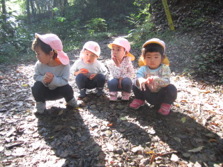 高麗峠で4人並んで座っている子ども