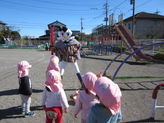 おむすびまんに仮装した保育士と子どもたち