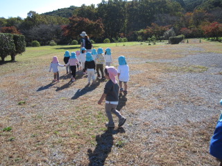 合同で散歩する子どもたち