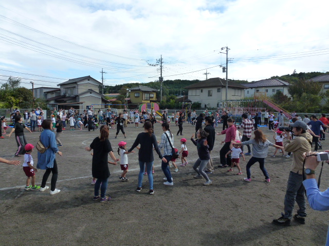 運動会。親子遊戯「サラダ・サラ！」を踊っています。