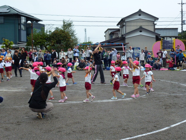 運動会。体操 パプリカをかわいく踊るばらぐみさん。