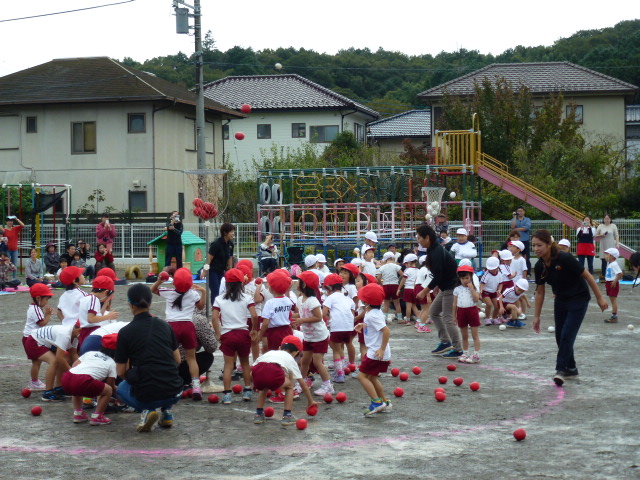 運動会。チェッコリ玉入れをしています。