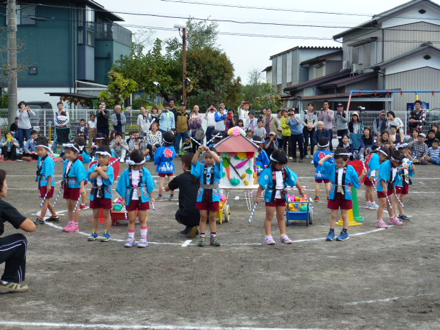 運動会。遊戯「豊作祭」を踊るゆりぐみさん。