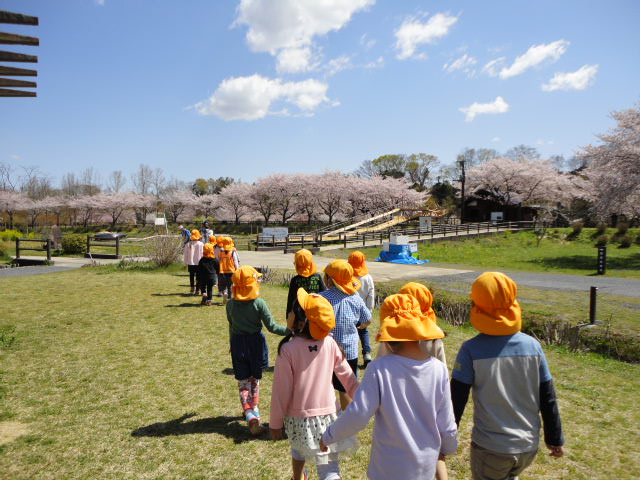 5歳児が散歩をしているところ