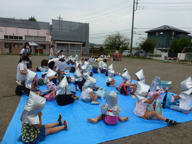 避難訓練で外に避難し待機している写真