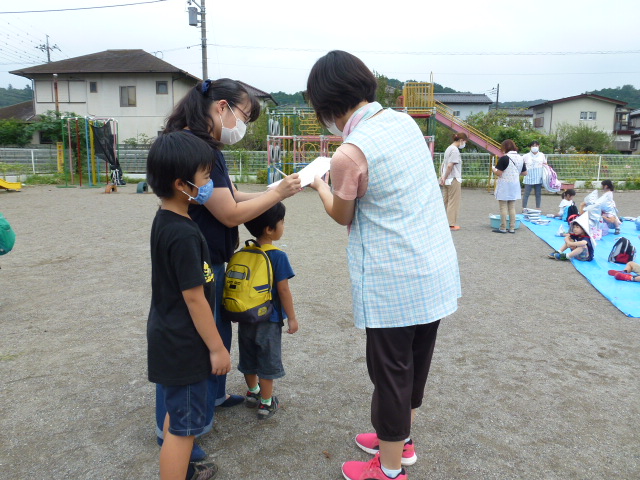 引き渡し訓練で保護者の方にお子さんを引き渡している写真