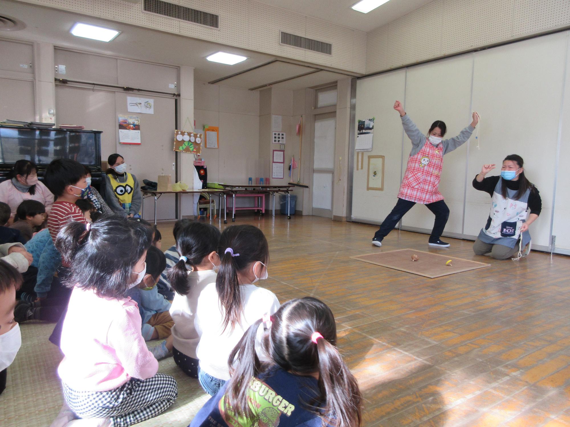 コマ回しをしている様子