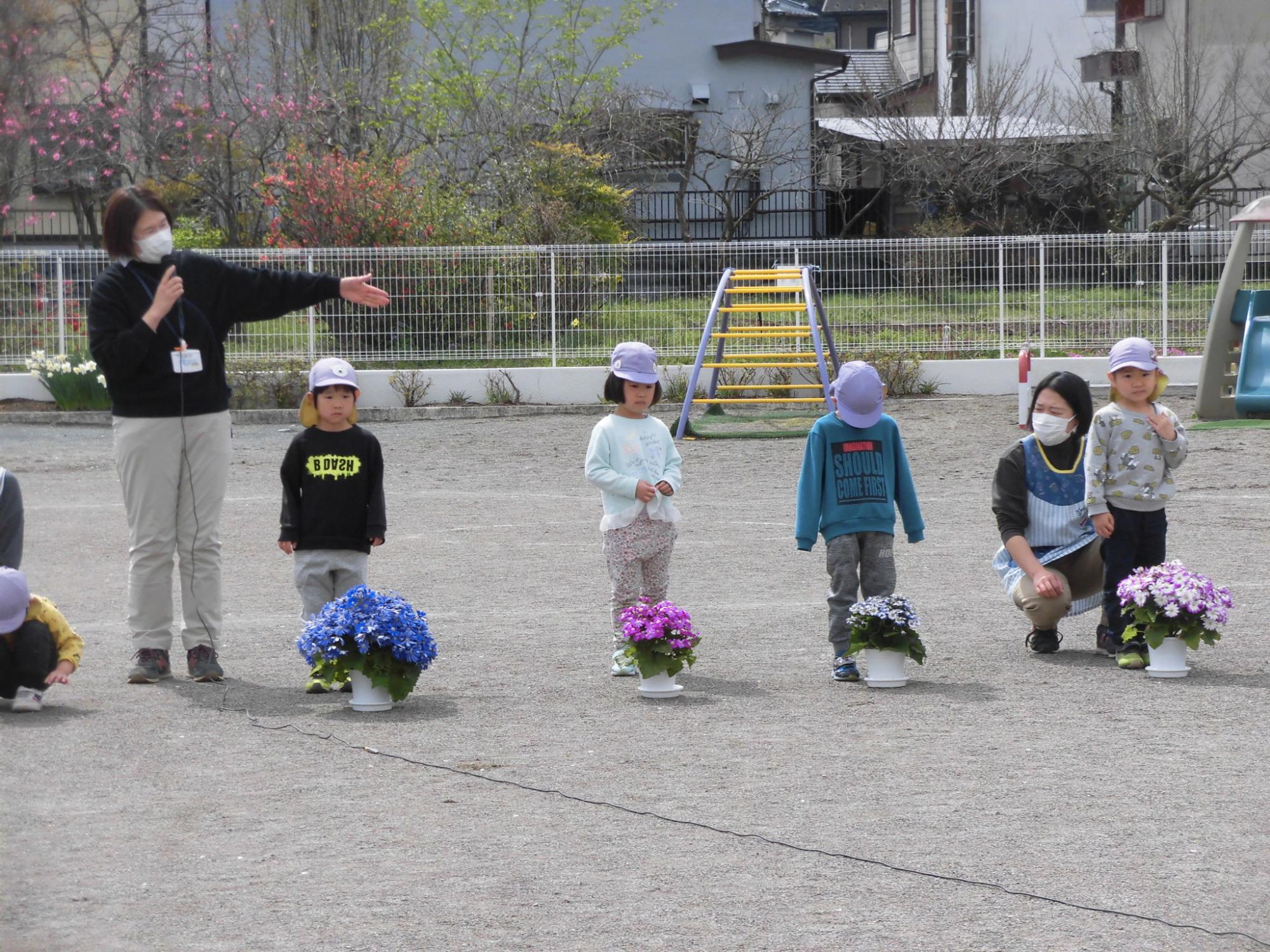 はじめの一歩の会で年長児が園庭に出て、紹介をされているところ
