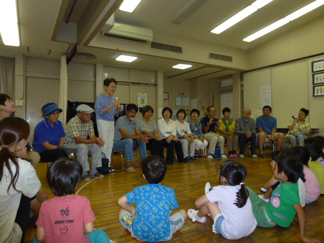 祖父母と遊ぼう会で自己紹介をしてるところ