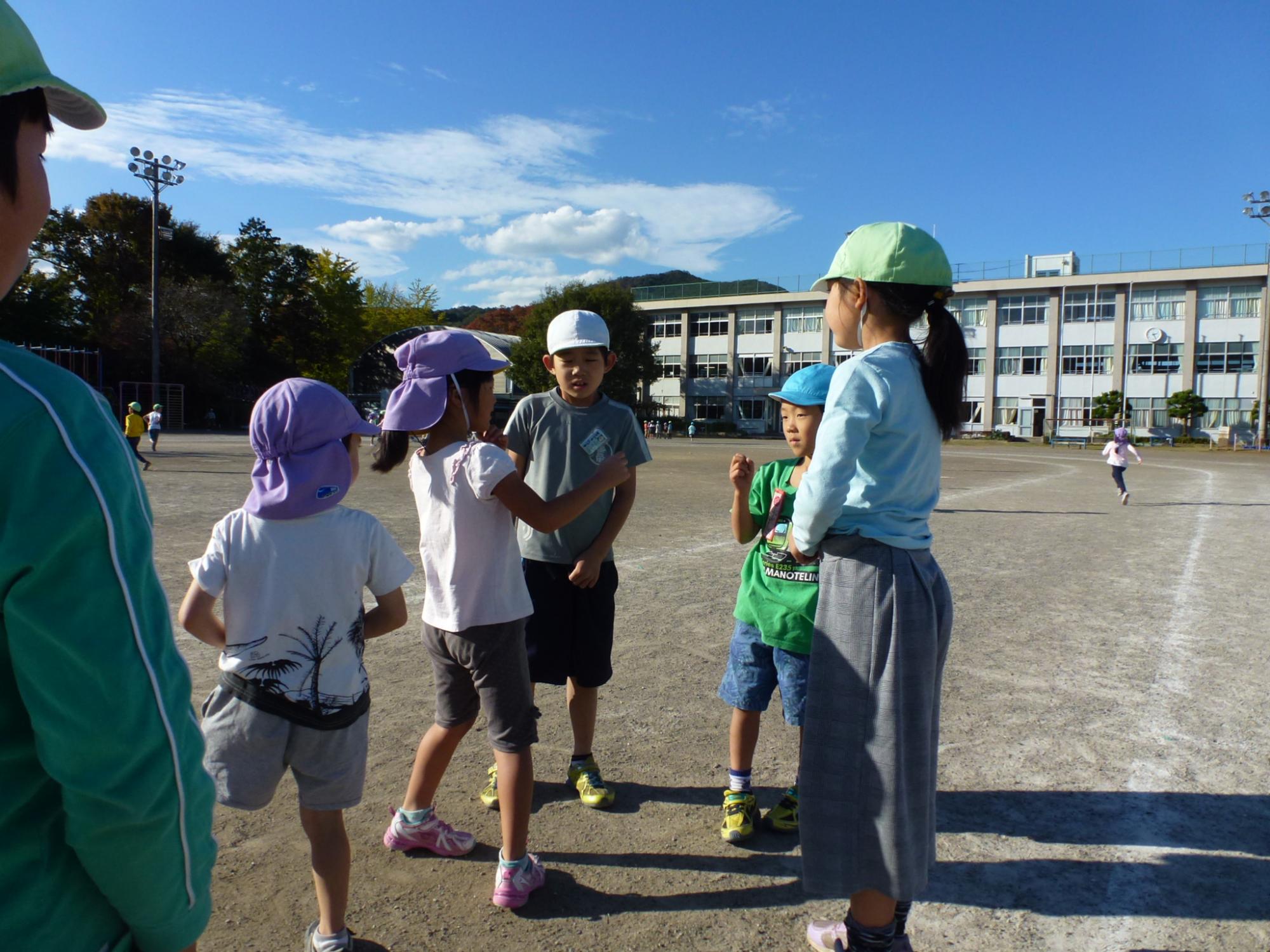 小学生とのふれあい遊びを楽しんでいる写真