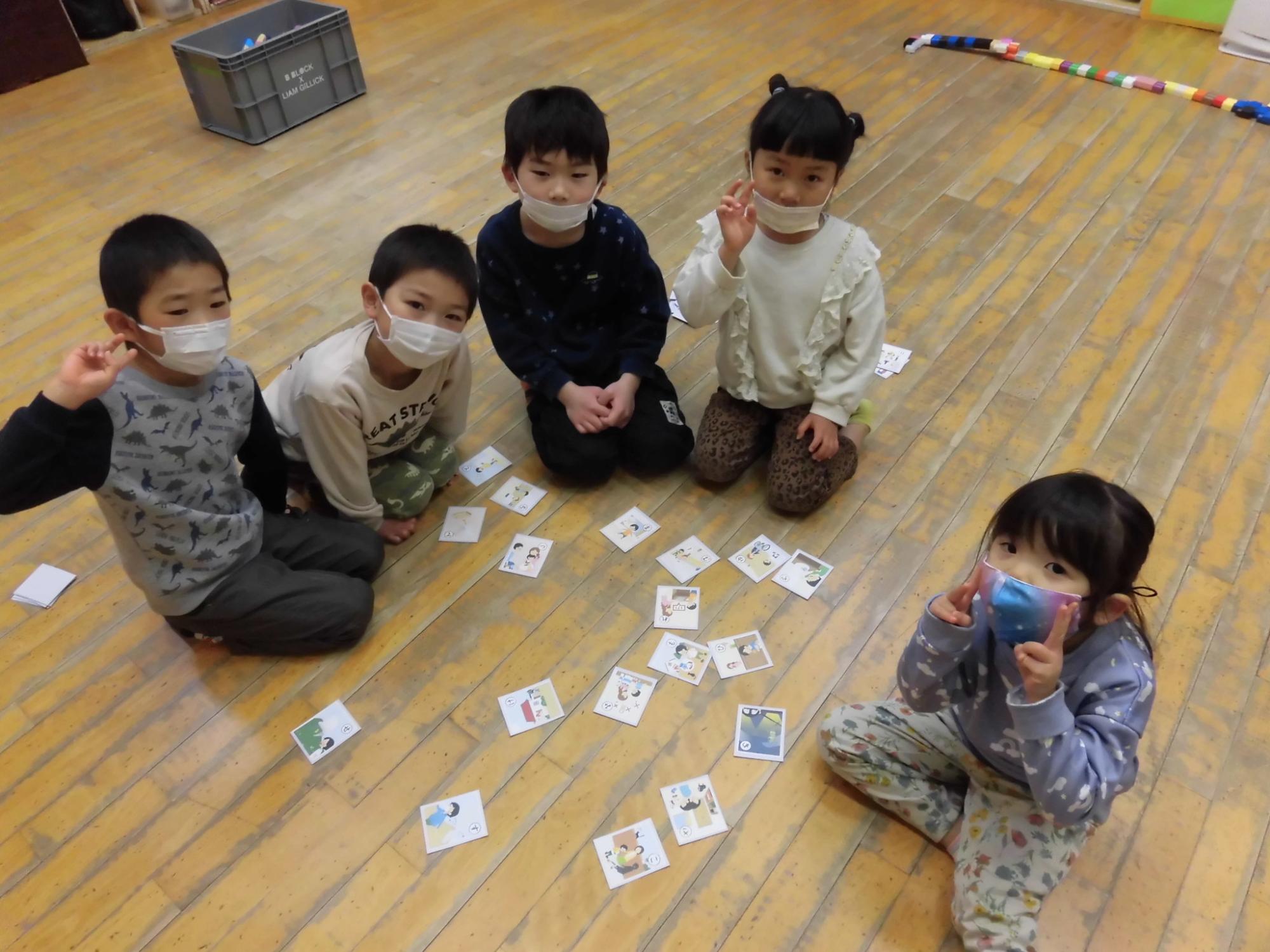 遅番保育で防災カルタをして楽しく遊んでいる様子