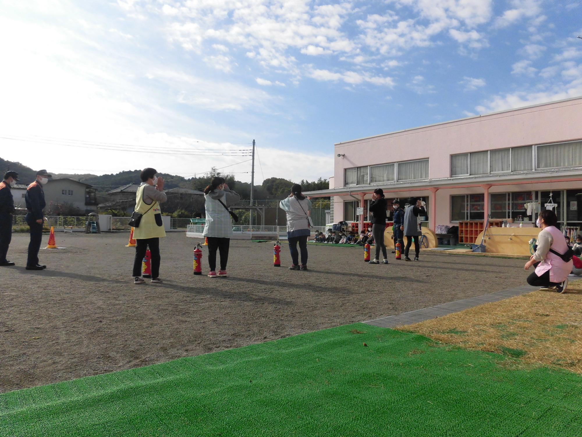 保育士が水消火器訓練をしているところ
