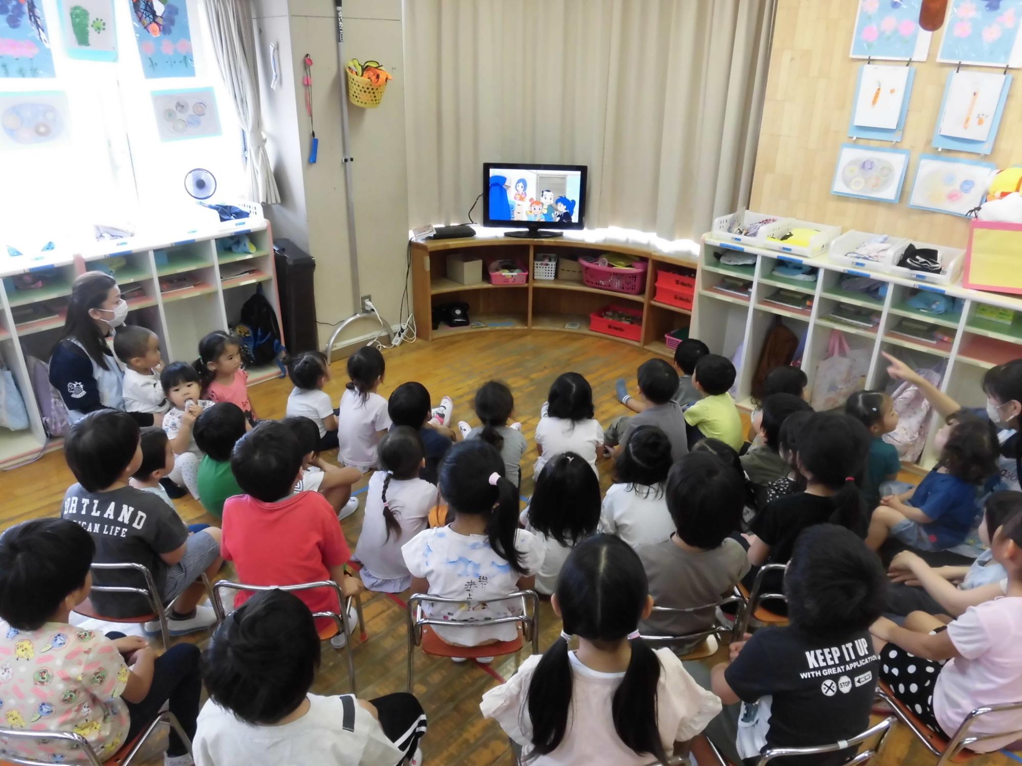 子どもたちが防災に関するDVDを見ているところ。