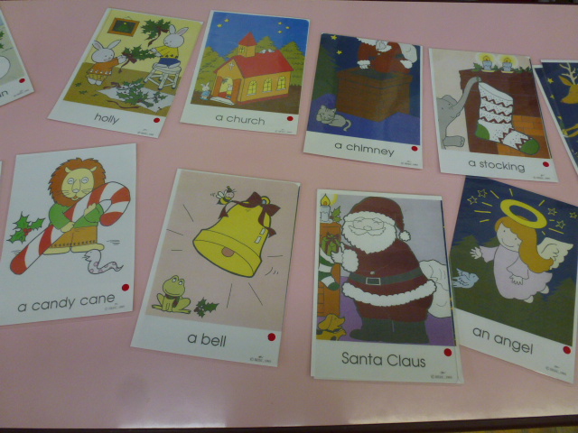 ゲームに使う、サンタや教会などの絵が描いてあるカードが並んでいる写真。