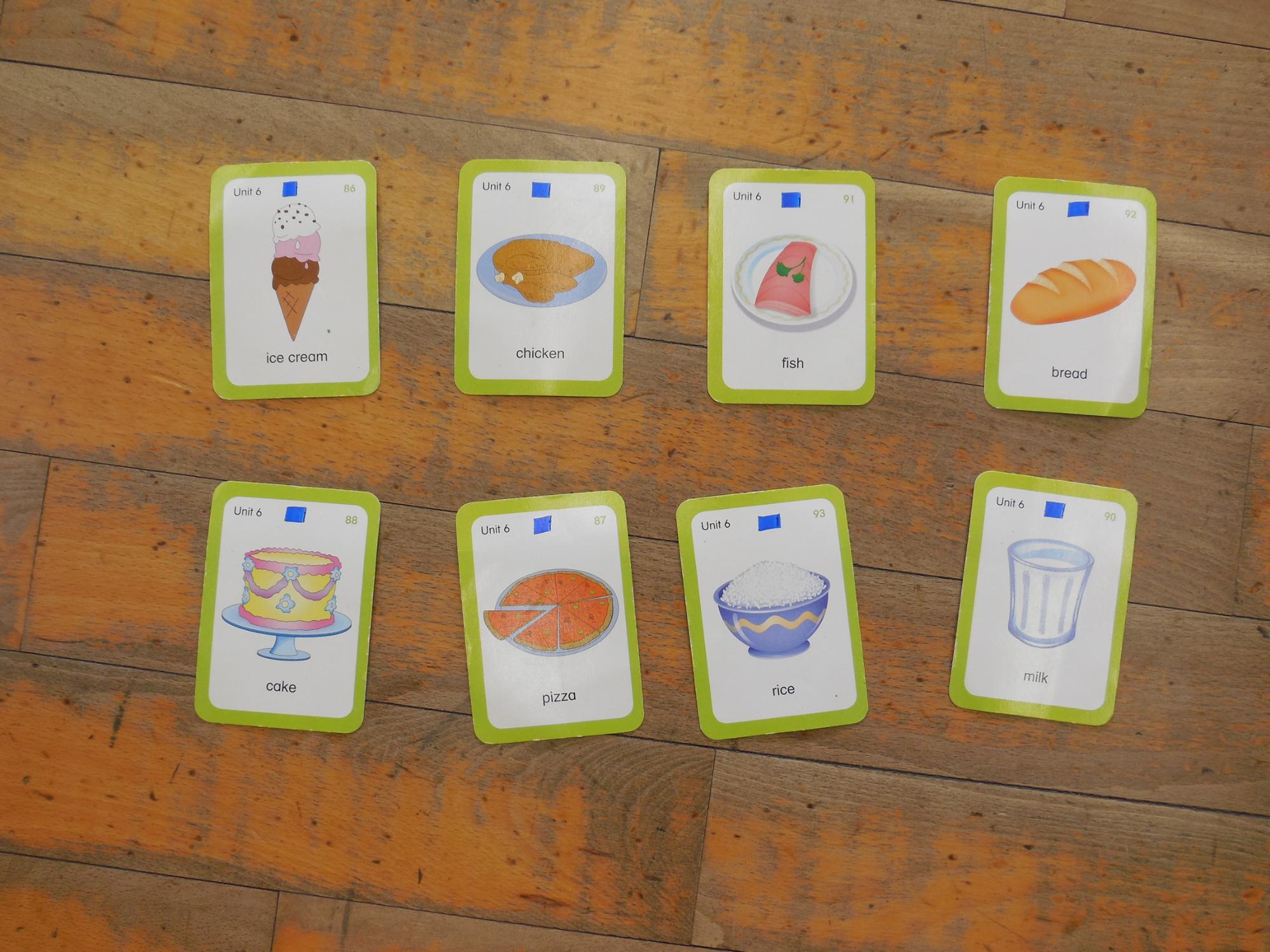 ビンゴゲームで使用するカードの写真
