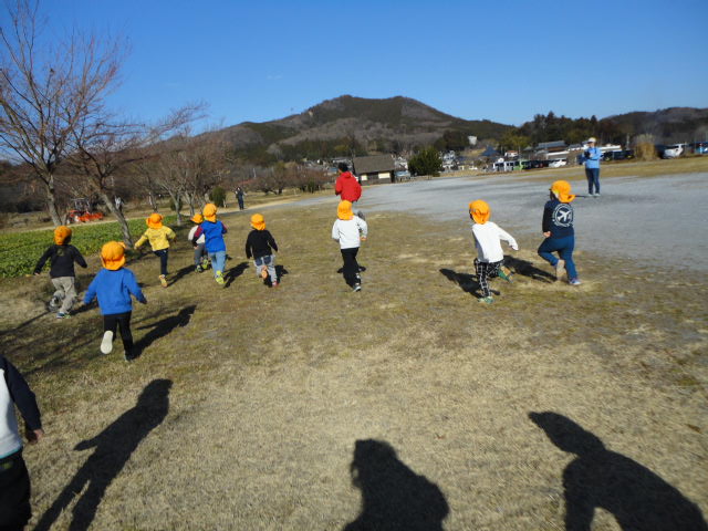 巾着田でマラソン大会を開催。4歳児が元気にスタートした写真。