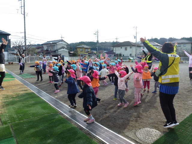 2歳児ちゅうりっぷ組の子どもたちがマラソン大会を応援しているところ