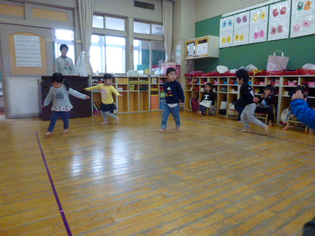 2歳児がリトミックをしている写真
