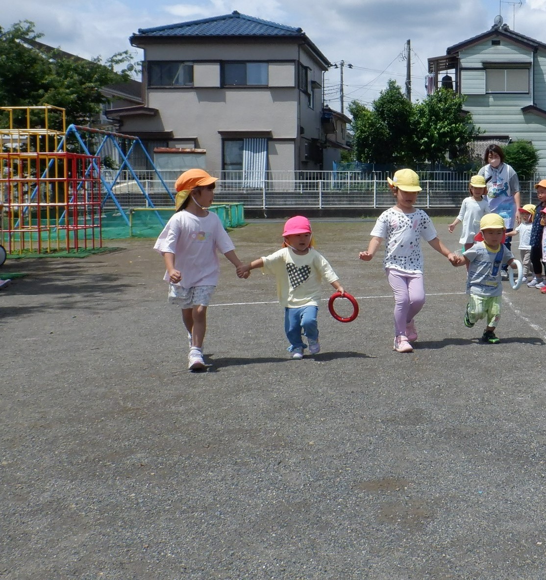2歳児のリレーは5歳児と手をつないで走りました
