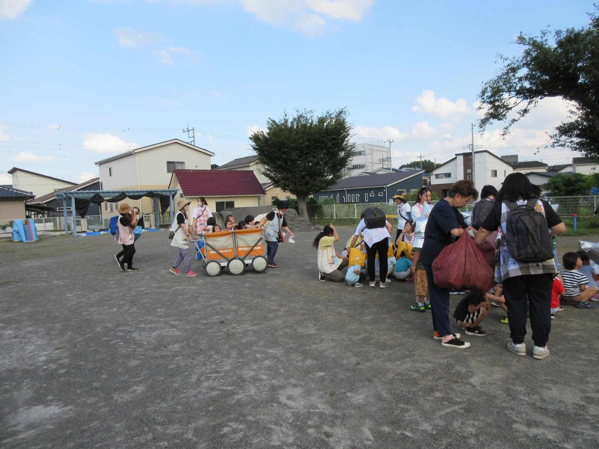 高麗川保育所の引き渡し訓練（高麗川保育所）