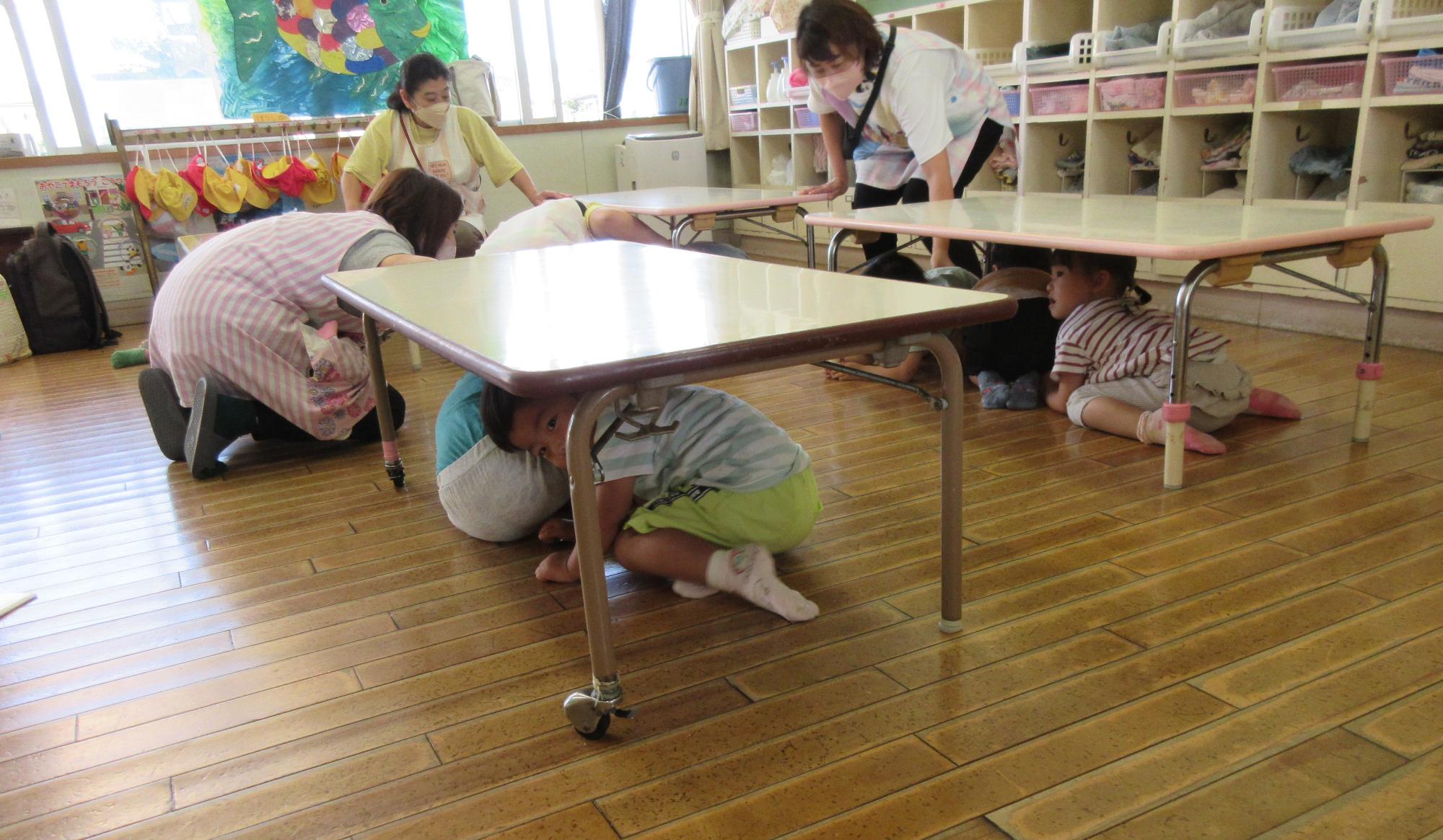 2歳児避難訓練の様子