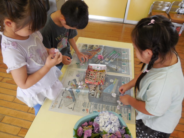 すみれ組（5歳児）の牛乳パックからはがきを作ろう（高麗川保育所）