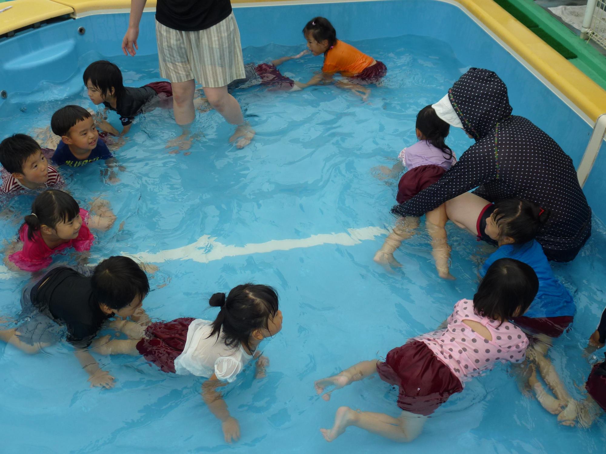 3歳児ワニ歩きの様子