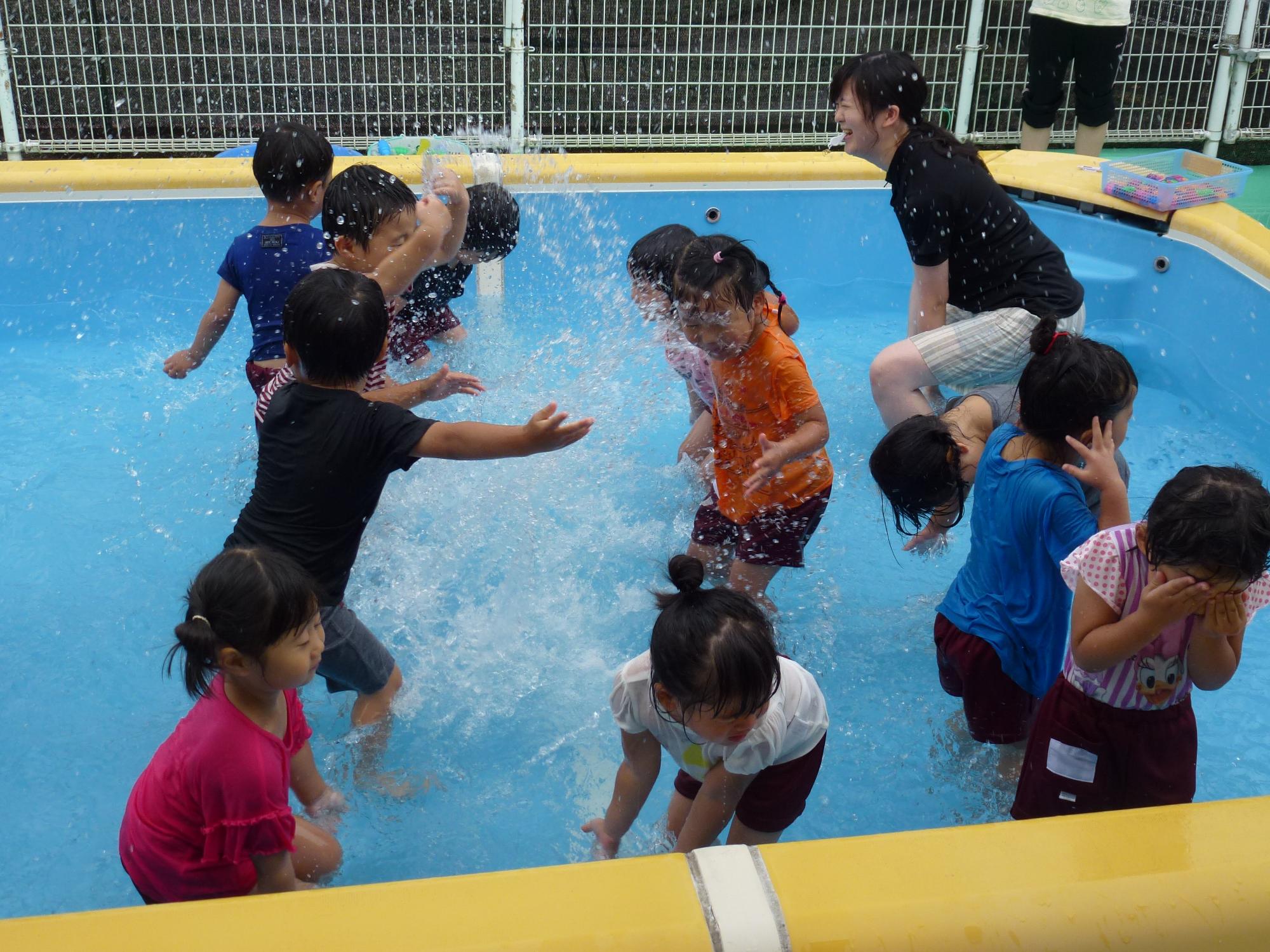 3歳水かけ遊びの様子