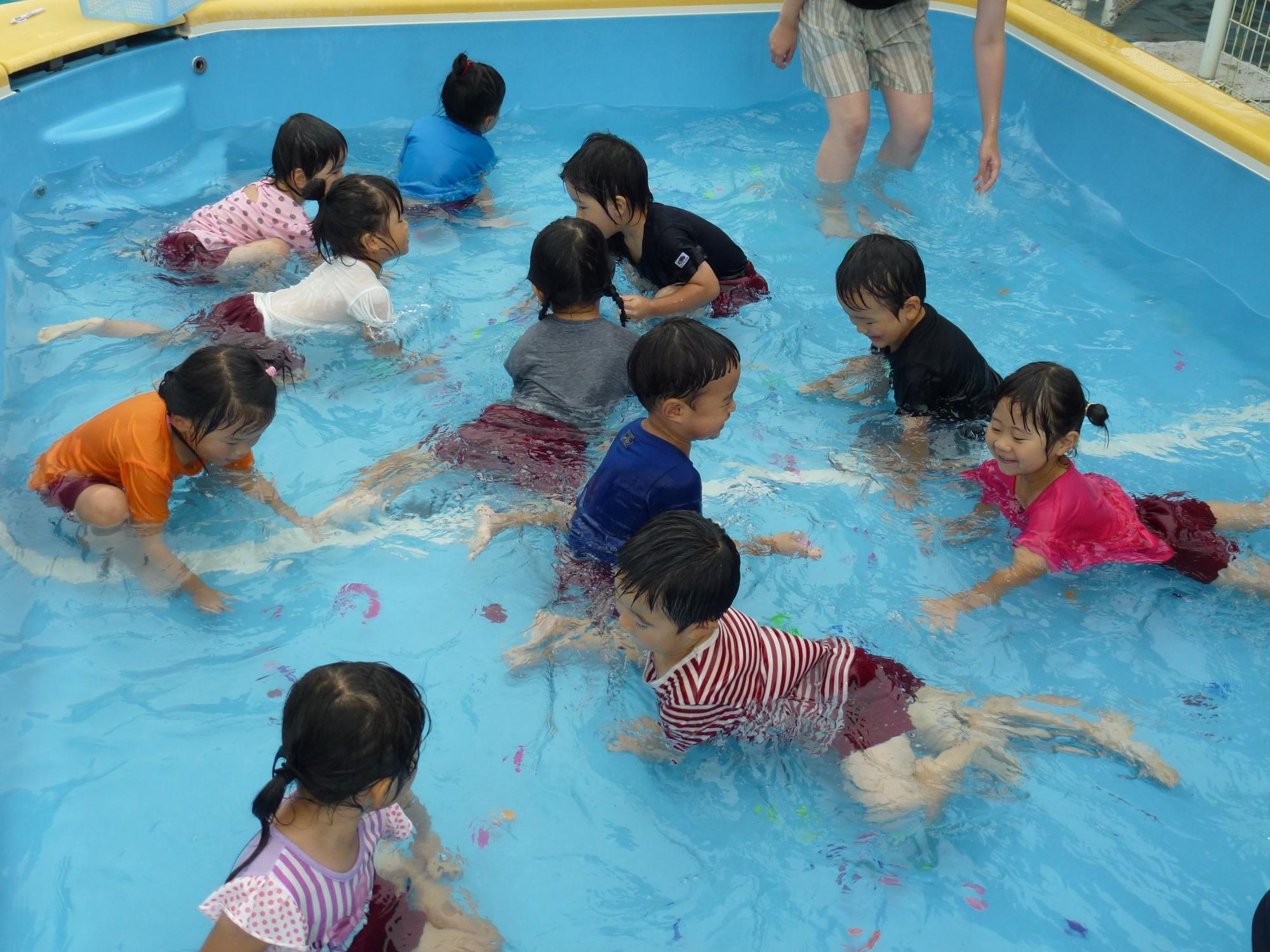 3歳ビーズ拾いの様子