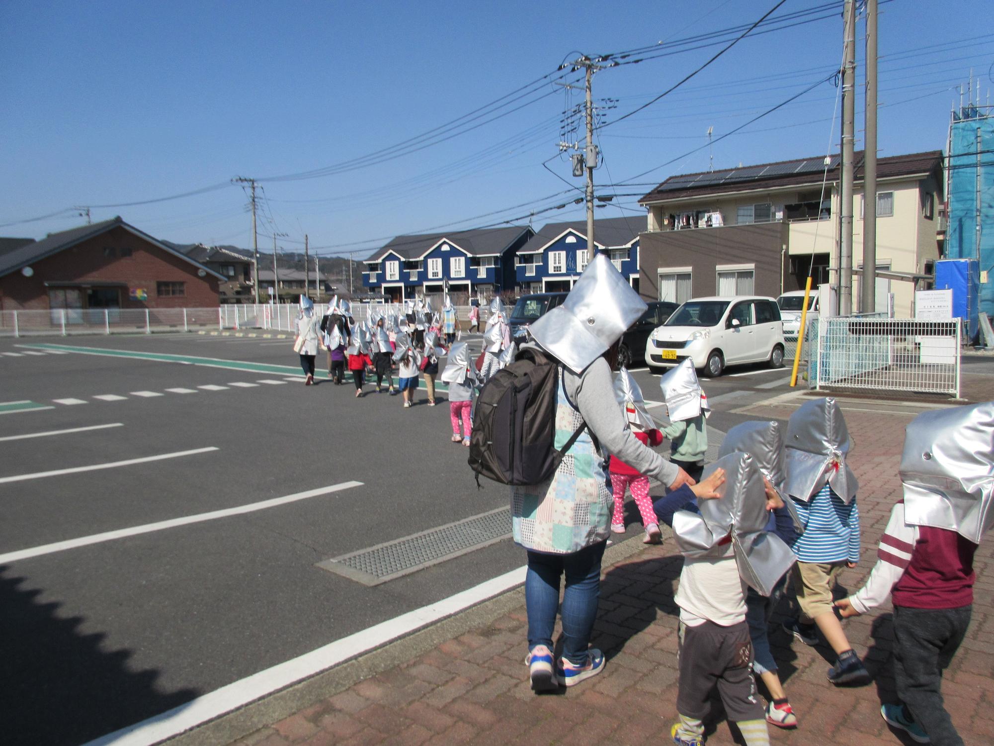 避難訓練に参加している様子