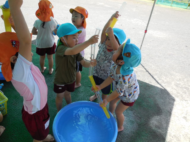 水あそびを楽しんでいる写真