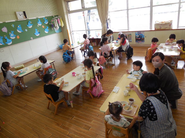 全クラス合同で給食を食べている写真