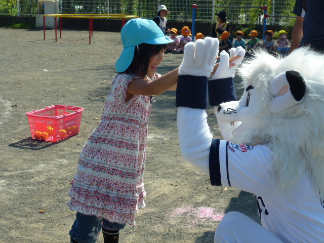 レオにタッチする子ども