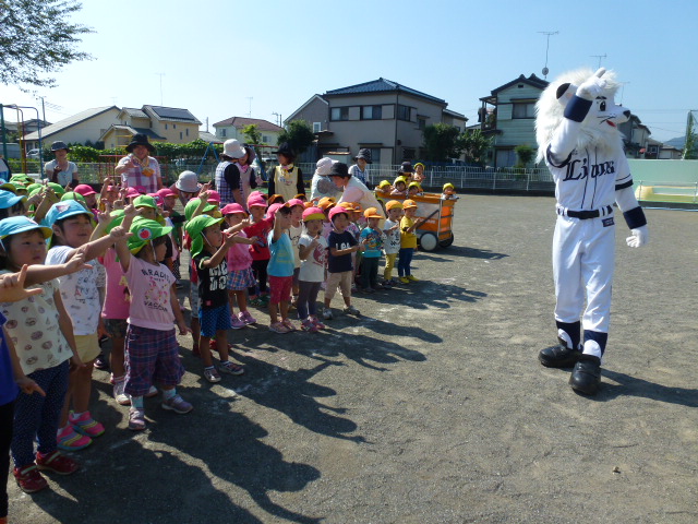 レオとLポーズする子どもたち