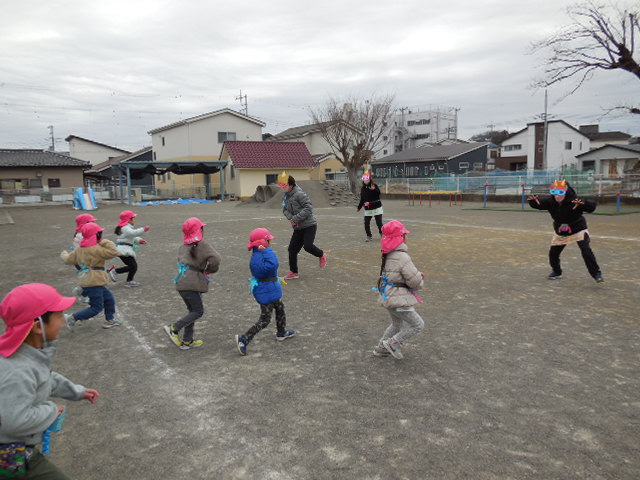 5歳児は担任が鬼となり豆まきを楽しみました。