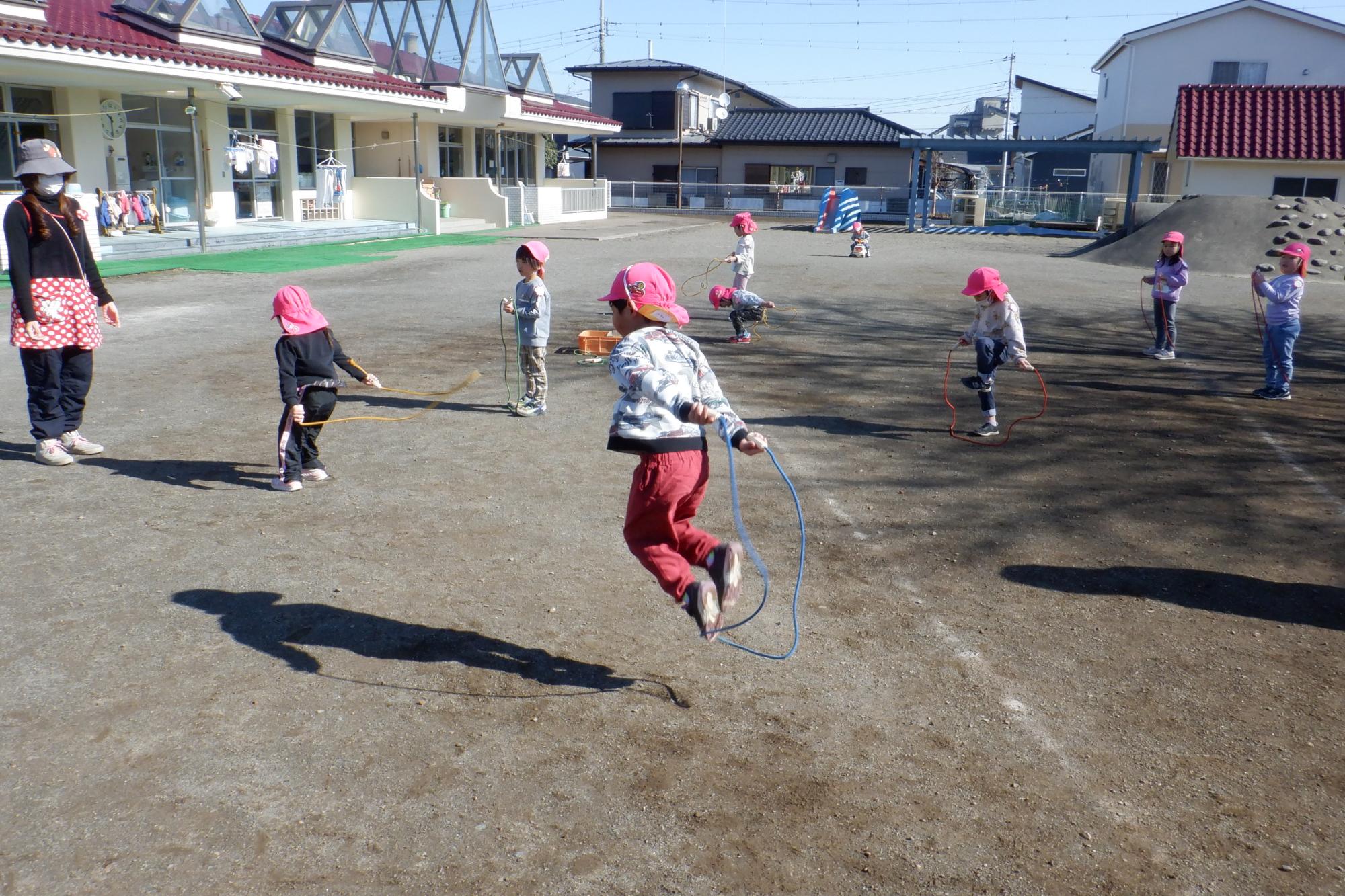 縄跳びをしてる子どもたち。