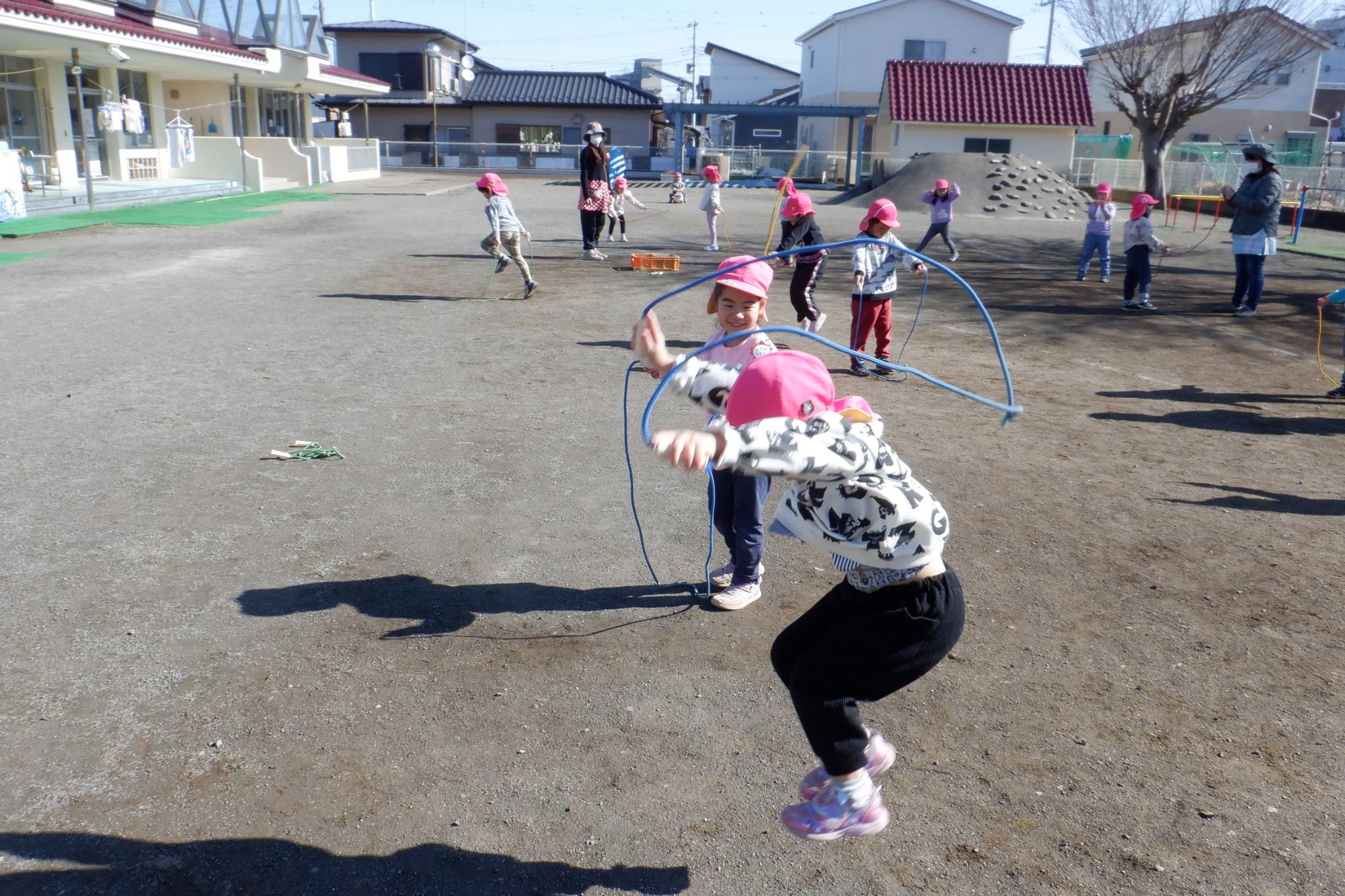 縄跳びをしている子どもたち。