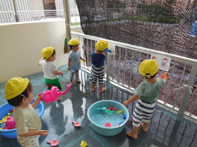 水あそびを楽しむ子どもたちの写真