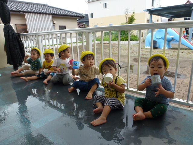 水分補給をする子どもたちの写真