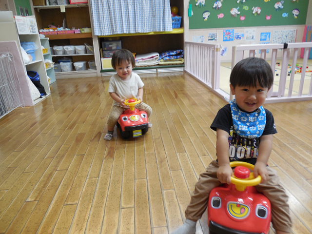 コンビカーに乗る子どもの写真
