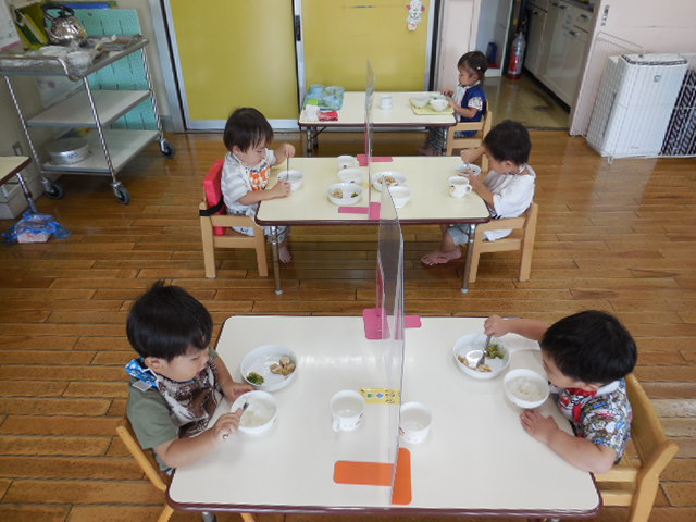 給食を食べる子どもの写真
