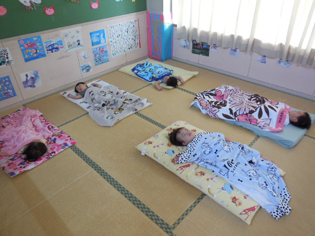 お昼寝をする子どもの写真