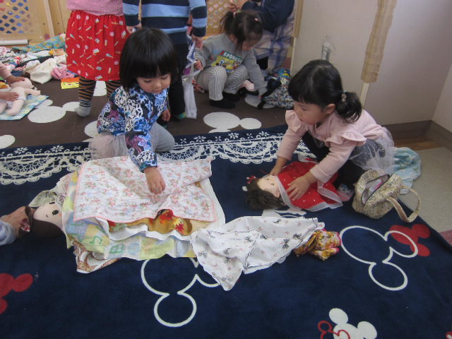 子どもたちが室内遊びをしているところ