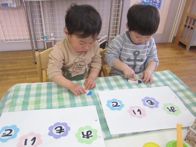 子どもたちがおもいで制作しているところ