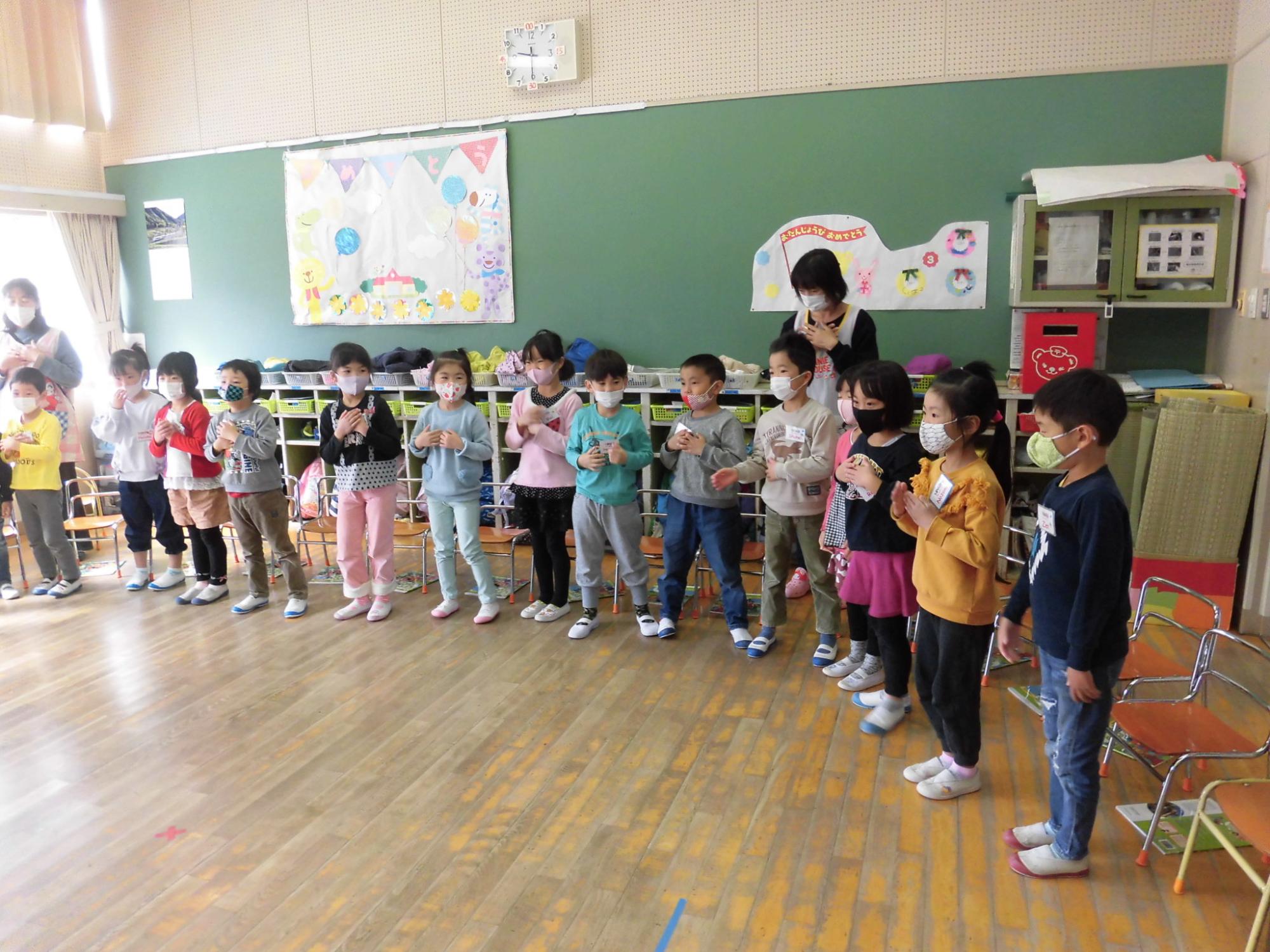 名前を聞かれて元気に答える子どもたちの写真。