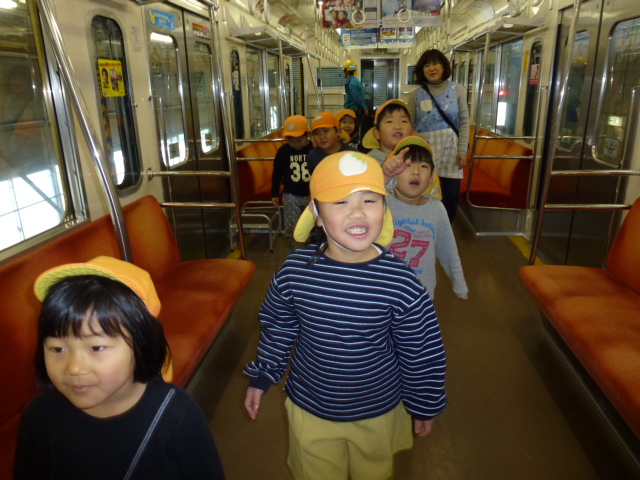 5歳児が電車の中を見学している写真