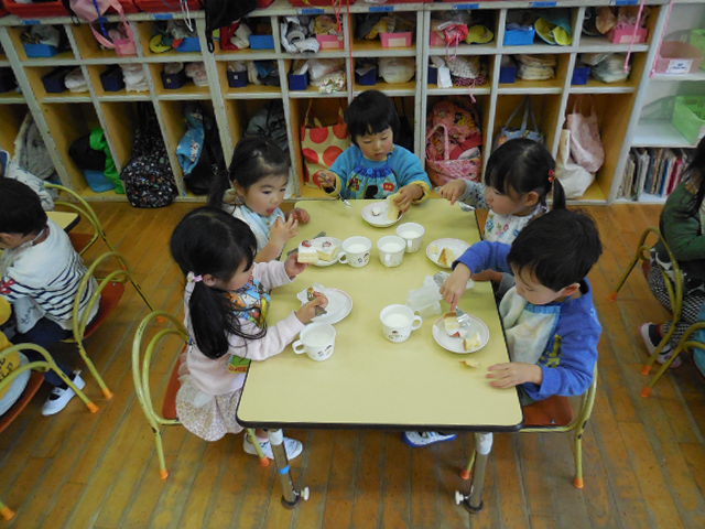 ケーキを食べる子どもの写真。