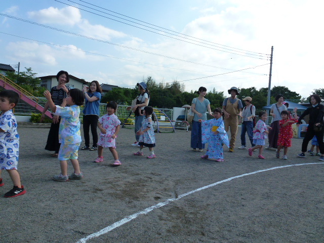 夕涼み会にて、親子で盆踊りをしているところ。
