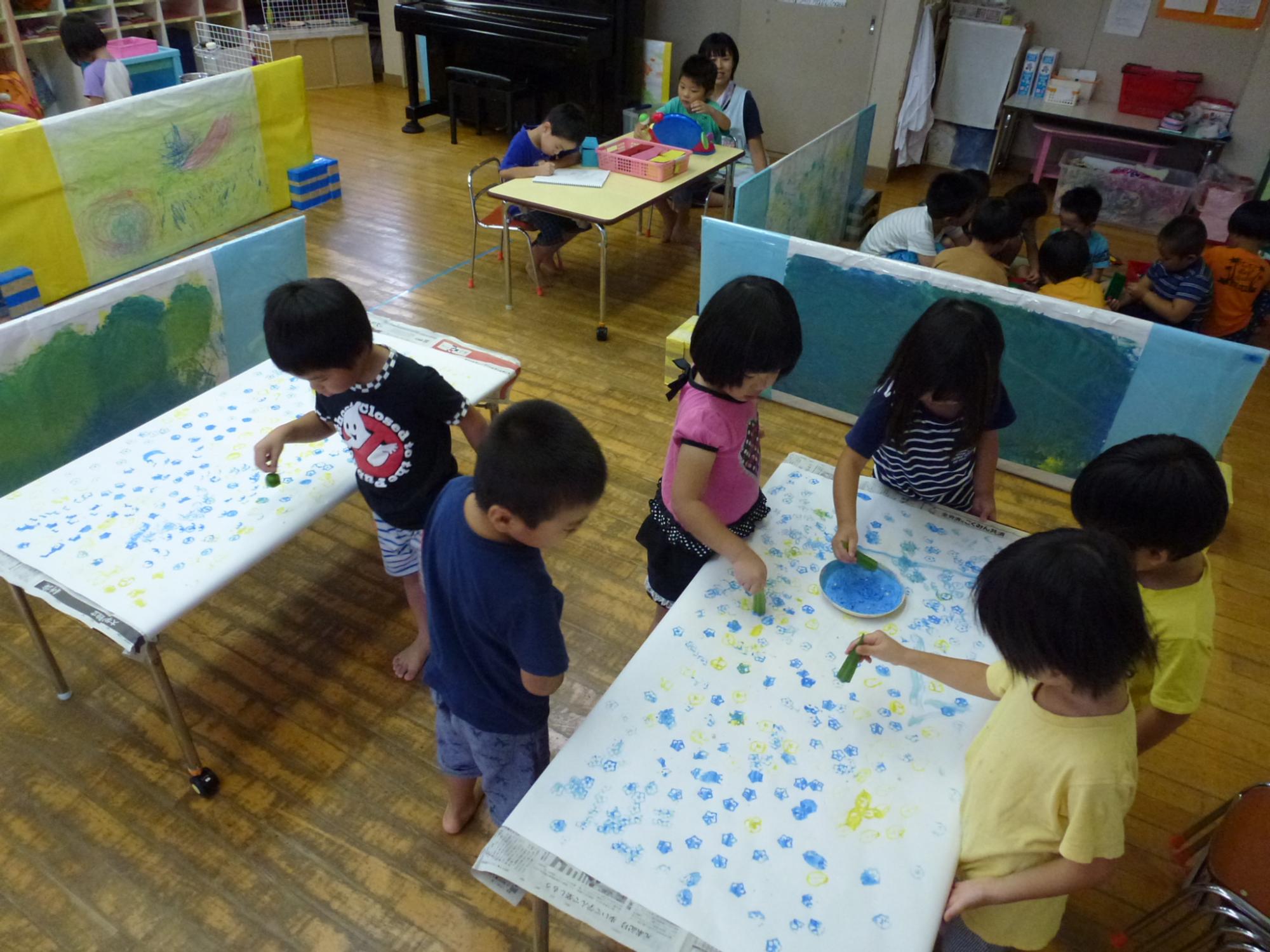 自分たちで育てたオクラを使ってスタンプ遊び